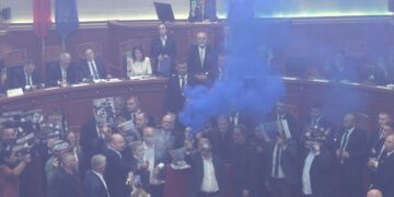 PD bllokon foltoren, mazhoranca miraton projektligjet mes flakadanëve dhe tymueseve