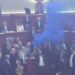 PD bllokon foltoren, mazhoranca miraton projektligjet mes flakadanëve dhe tymueseve
