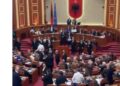 VIDEO / “Jashtë o të korruptuar”, momenti kur Bardhi “çmendet” dhe hedh sende në Kuvend