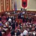 VIDEO / “Jashtë o të korruptuar”, momenti kur Bardhi “çmendet” dhe hedh sende në Kuvend