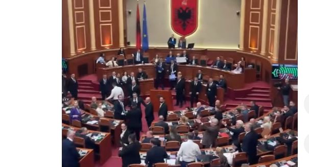 VIDEO    Jashtë o të korruptuar   momenti kur Bardhi  çmendet  dhe hedh sende në Kuvend