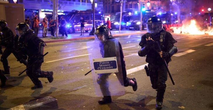 Kaos edhe në Barcelonë, mbi 100 të arrestuar dhe 14 biznese të dëmtuara e të vjedhura
