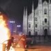 Kaos në Milano, të rinjtë përplasen me policinë në Piazza Duomo: Gurë, bomba artizanale dhe gaz lotsjellës