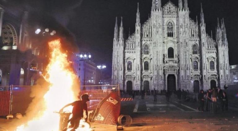 Kaos në Milano  të rinjtë përplasen me policinë në Piazza Duomo  Gurë  bomba artizanale dhe gaz lotsjellës