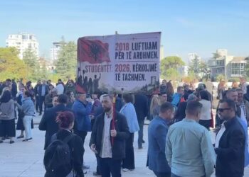 VIDEO/ Pedagogët dalin në protestë, shoqërohen nga vajza e Berishës dhe dhëndri