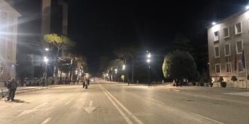 Protesta/ Sheshi para Kryeministrisë bosh, bulevardi thuajse i zbrazët që prej mesditës