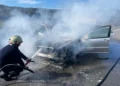 Gramsh/ Përfshihet nga flakët një automjet në Mashan, ndërhyjnë zjarrfikëset