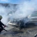 Gramsh/ Përfshihet nga flakët një automjet në Mashan, ndërhyjnë zjarrfikëset