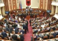 Miratohet me 85 vota Reforma Territoriale! Rama e Balluku shkojnë në Kuvend për të votuar, Bardhi sulmon me ujë deputetët e PS