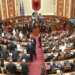 Miratohet me 85 vota Reforma Territoriale! Rama e Balluku shkojnë në Kuvend për të votuar, Bardhi sulmon me ujë deputetët e PS