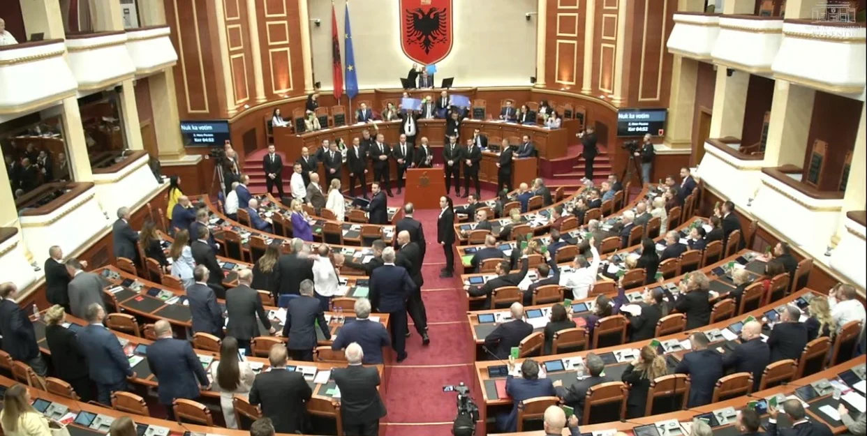 Miratohet me 85 vota Reforma Territoriale  Rama e Balluku shkojnë në Kuvend për të votuar  Bardhi sulmon me ujë deputetët e PS
