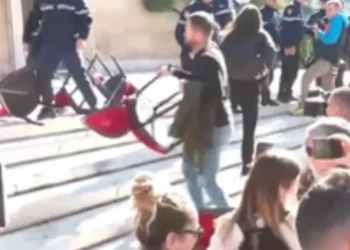 Pedagogët thyen karriget e Kryeministrisë, historiani: Janë të viteve 30. I mbijetuan edhe pushtimit gjerman, por ja që…