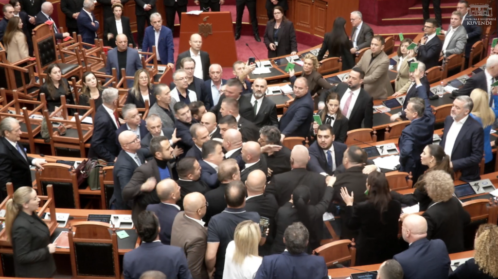 LIVE! Kaos dhe përplasje në Kuvend, deputetët e PD hedhin shishe uji e sende drejt Peleshit dhe Ballës
