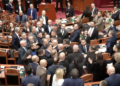 LIVE! Kaos dhe përplasje në Kuvend, deputetët e PD hedhin shishe uji e sende drejt Peleshit dhe Ballës