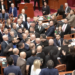 LIVE! Kaos dhe përplasje në Kuvend, deputetët e PD hedhin shishe uji e sende drejt Peleshit dhe Ballës