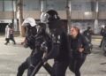 Tensione të reja para Kryeministrisë! Policia nis shoqërimet, protestuesit sulmojnë bizneset dhe një bankë