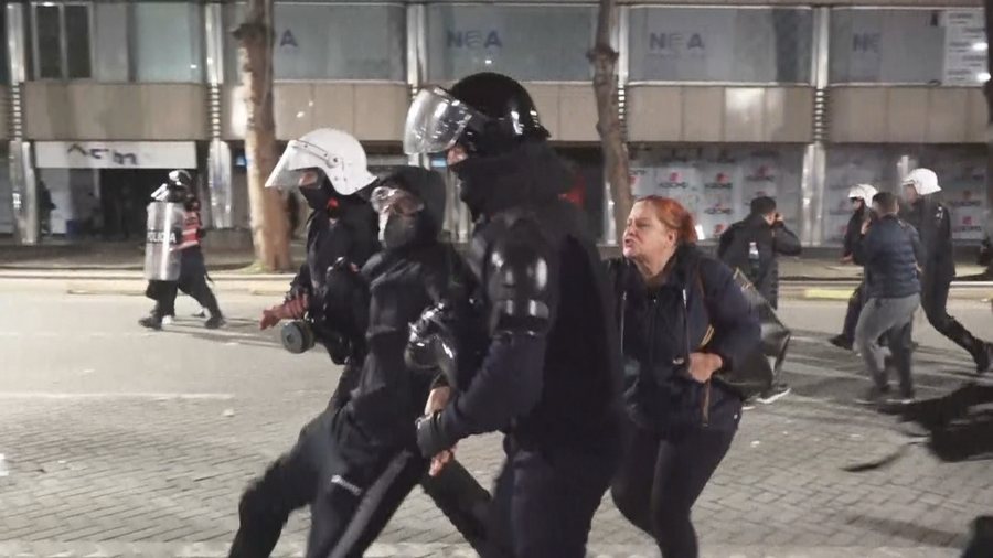 Tensione të reja para Kryeministrisë  Policia nis shoqërimet  protestuesit sulmojnë bizneset dhe një bankë