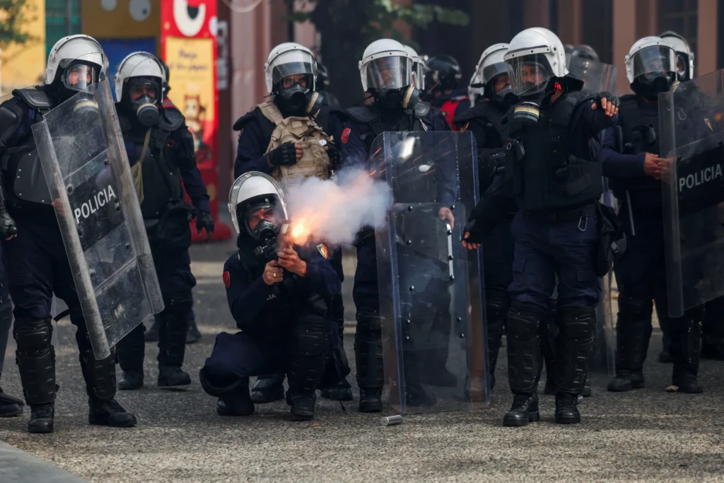10 ditë protesta në Tiranë: 320 të lënduar, 646 të shoqëruar, mes tyre mbi 200 të mitur