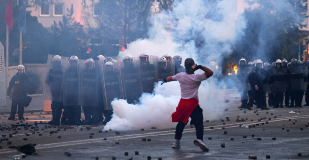 Dalin para Gjykatës së Tiranës 22 protestues të arrestuar  12 prej tyre lihen në detyrim paraqitje