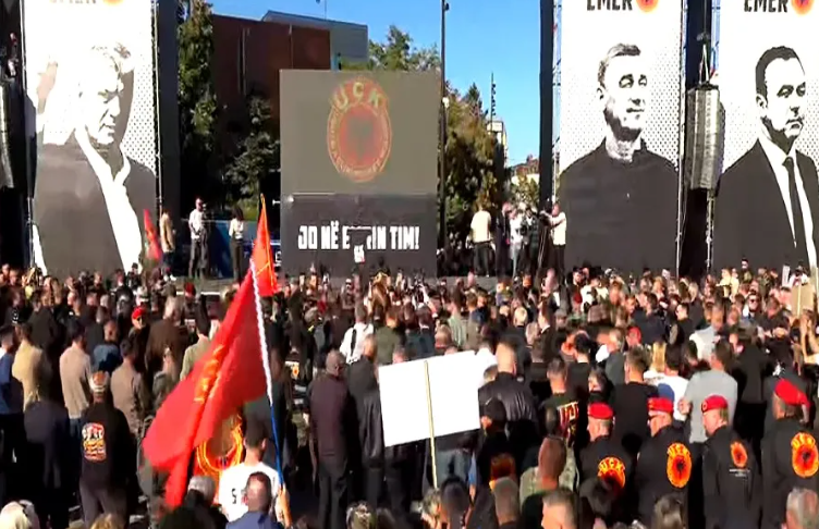  Jo në emrin tim   sërish protestë para Kuvendit të Kosovës  kërkohet miratimi i Ligjit për Specialen