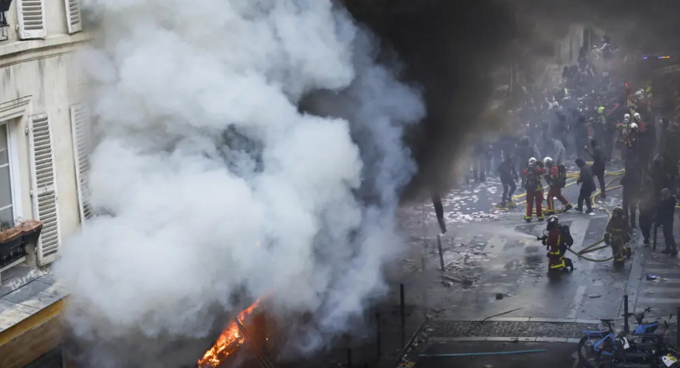 Protestat në Paris  Një demonstrues humb jetën  arrestohen 855 persona
