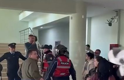  Po pengohej zhvillimii procesit mësimor   Policia ndërhyn në Universitetin e Vlorës  shoqërohen 6 persona