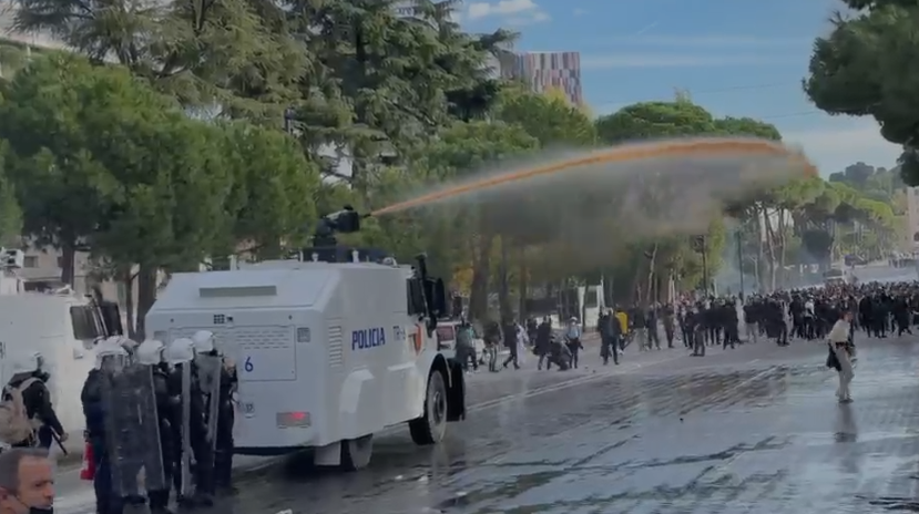 Protesta e dhunshme  Ministria e Shëndetësisë  Të lënduar deputetë  policë  gazetarë dhe protestues