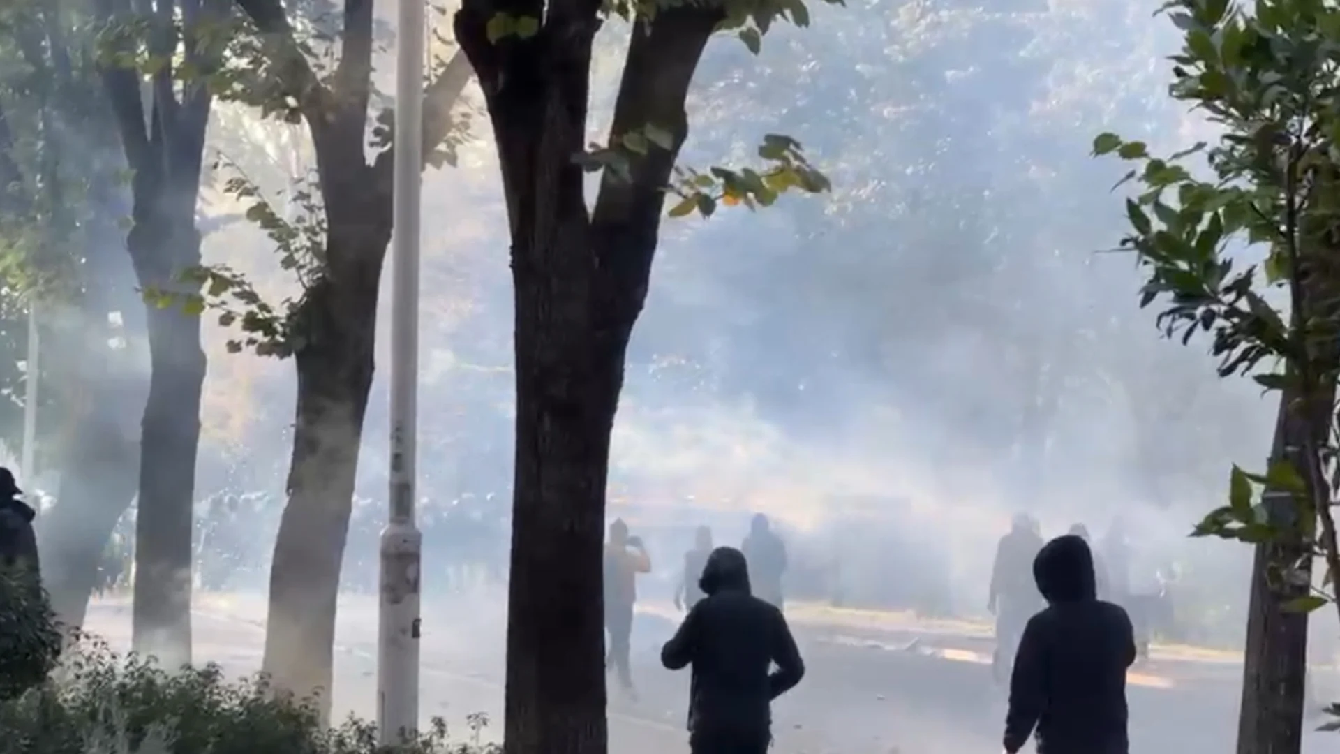 Kaos pranë Piramidës  protestuesit hedhin fishekzjarrë dhe gurë në drejtim të policisë