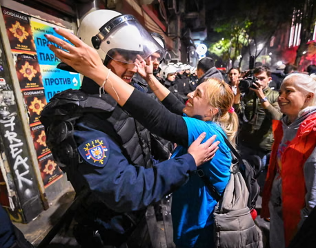  Populli fitoi    The Guardian  Beogradi shpërthen në festë pas humbjes së Vuçiçit  studentët shpresë për ndryshimin