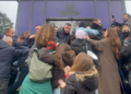 Protestë për vrasjen e Arlinda Zekajt në Prishtinë, qytetarët gjuajnë me vezë drejt zyrës së Kurtit