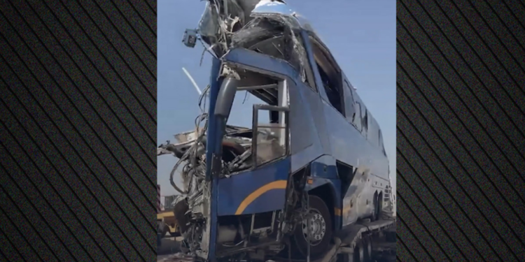 Aksident tragjik në Egjipt, 13 të vdekur dhe 34 të plagosur nga përplasja e autobusit me kamionin (VIDEO)