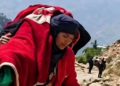 Rrethimi nuk e ndali, nëna që u bë simbol i qëndresës në Jemen ngjitet në shtigjet malore për të varrosur vajzën