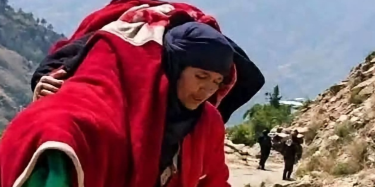 Rrethimi nuk e ndali, nëna që u bë simbol i qëndresës në Jemen ngjitet në shtigjet malore për të varrosur vajzën