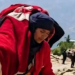 Rrethimi nuk e ndali, nëna që u bë simbol i qëndresës në Jemen ngjitet në shtigjet malore për të varrosur vajzën