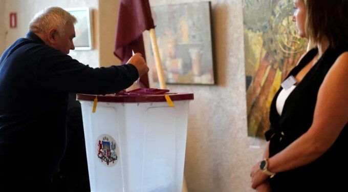 Hapen qendrat e votimit për zgjedhjet parlamentare në Letoni, procesi nën hijen e kërcënimit rus -