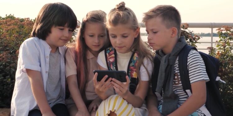 Mediat sociale, shkak për depresion dhe obezitet tek adoleshentët -