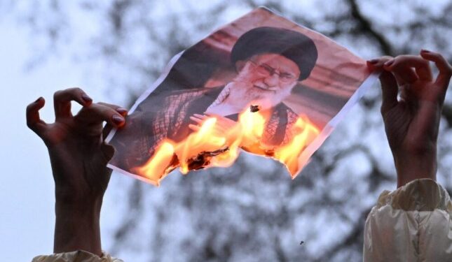 Ekzekutohen në Iran dy të dënuarit për vrasjen e 4 oficerëve të policisë gjatë protestave -