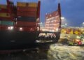 Incident i frikshëm në portin gjerman, momenti kur anija turistike përplaset me dy anije kontejnerësh gjatë nisjes (VIDEO)