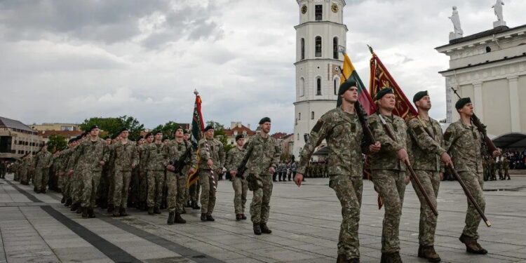 Lituania rrit kërkesat për thirrjet ushtarake, teksa kërcënimet e sigurisë nga Rusia shtohen