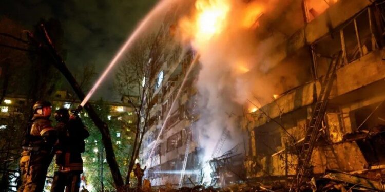 Kievi nën sulmin e raketave ruse, goditet centrali energjetik! 2 të vdekur dhe 21 të plagosur