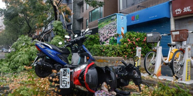 Tajfuni “Chubi” lë pas 1 të vdekur e mbi 500 të plagosur në Tajvan! 56 mijë familje pa drita, stuhia i drejtohet Kinës e Japonisë