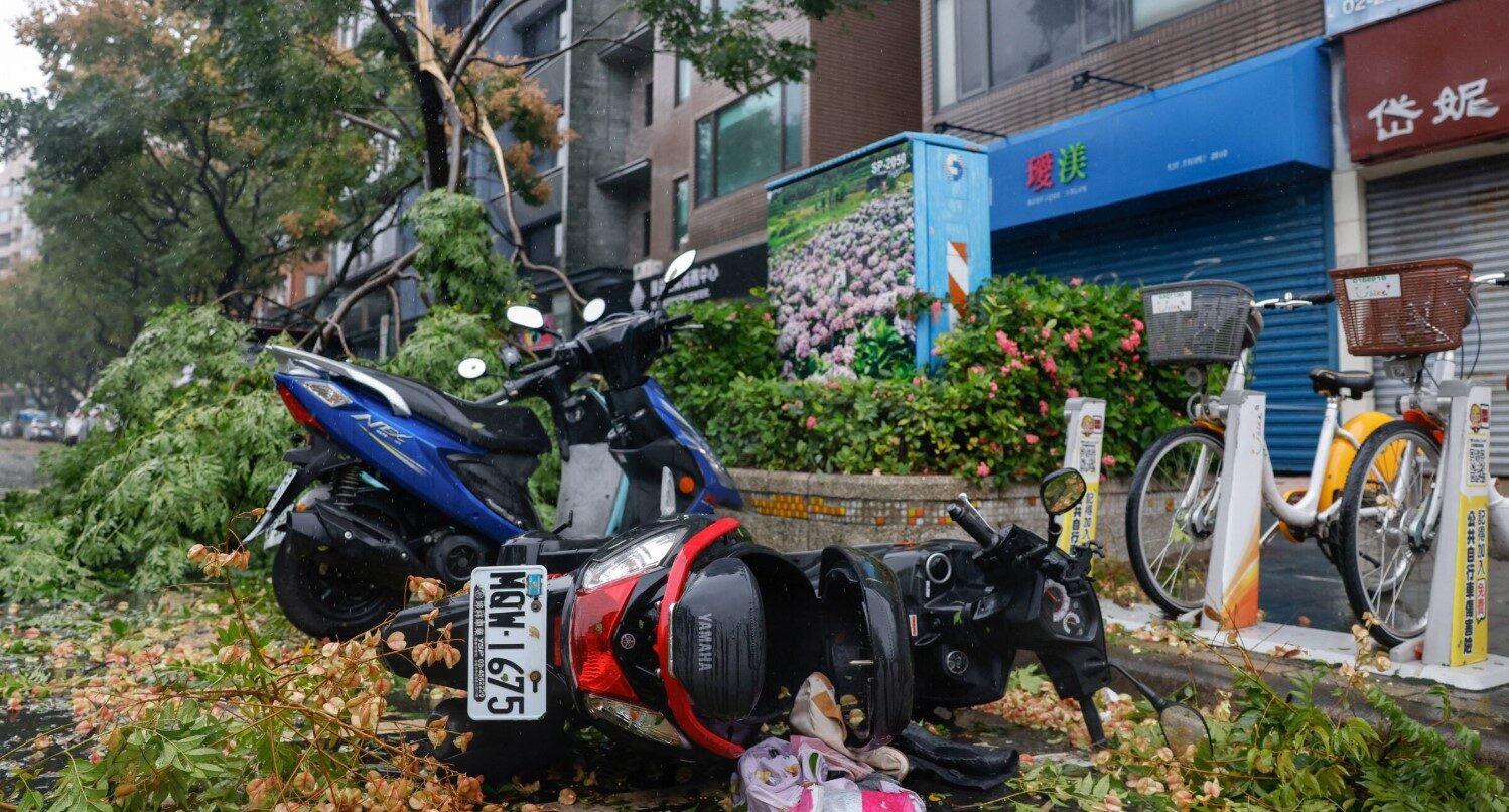 Tajfuni  Chubi  lë pas 1 të vdekur e mbi 500 të plagosur në Tajvan  56 mijë familje pa drita  stuhia i drejtohet Kinës e Japonisë