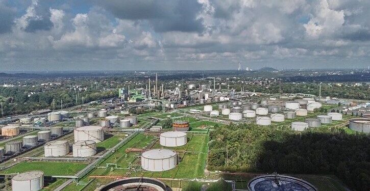 Frikat nga kriza energjetike, 11 vende të BE-së do të lirojnë 20.5 milionë fuçi naftë nga rezervat strategjike