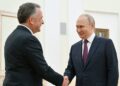 Putin pret të dërguarin e Trump për bisedimet e paqes në Ukrainë, teksa Rusia liron amerikanin e burgosur