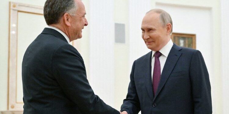 Putin pret të dërguarin e Trump për bisedimet e paqes në Ukrainë, teksa Rusia liron amerikanin e burgosur
