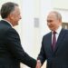 Putin pret të dërguarin e Trump për bisedimet e paqes në Ukrainë, teksa Rusia liron amerikanin e burgosur