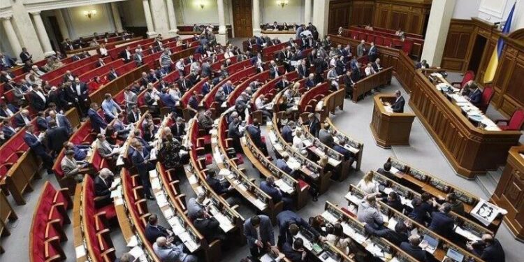 Parlamenti i Ukrainës zgjat gjendjen e luftës dhe mobilizimin e përgjithshëm deri në janar 2027
