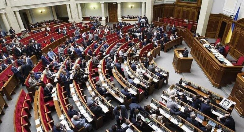 Parlamenti i Ukrainës zgjat gjendjen e luftës dhe mobilizimin e përgjithshëm deri në janar 2027