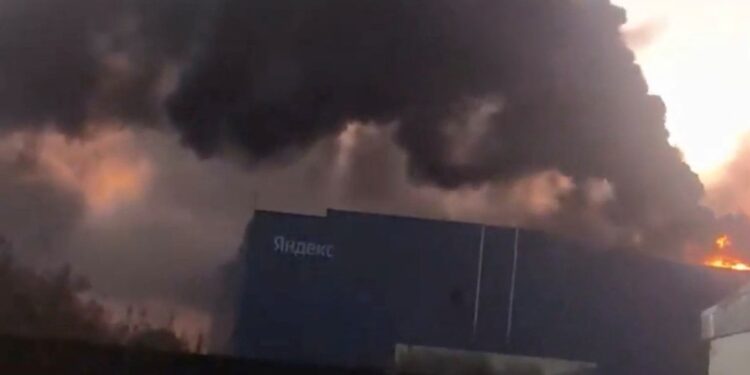 Dronët ukrainas godasin rafinerinë dhe qendrën më të madhe të të dhënave në Rusi (VIDEO) -