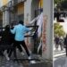 Tensione para Ministrisë së Arsimit, protestuesit shkulin kangjellat, hedhin molotovë e gurë